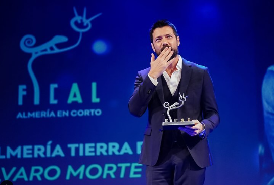 Alvaro Morte speaking after receiving his award 