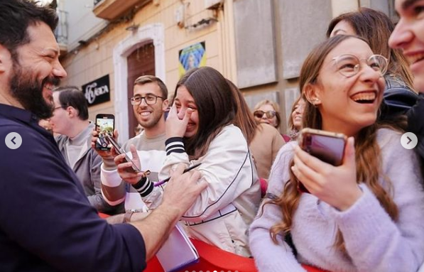 Alvaro exciting moments with his fans 