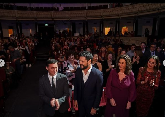 Alvaro Morte with hosts during the awardee 