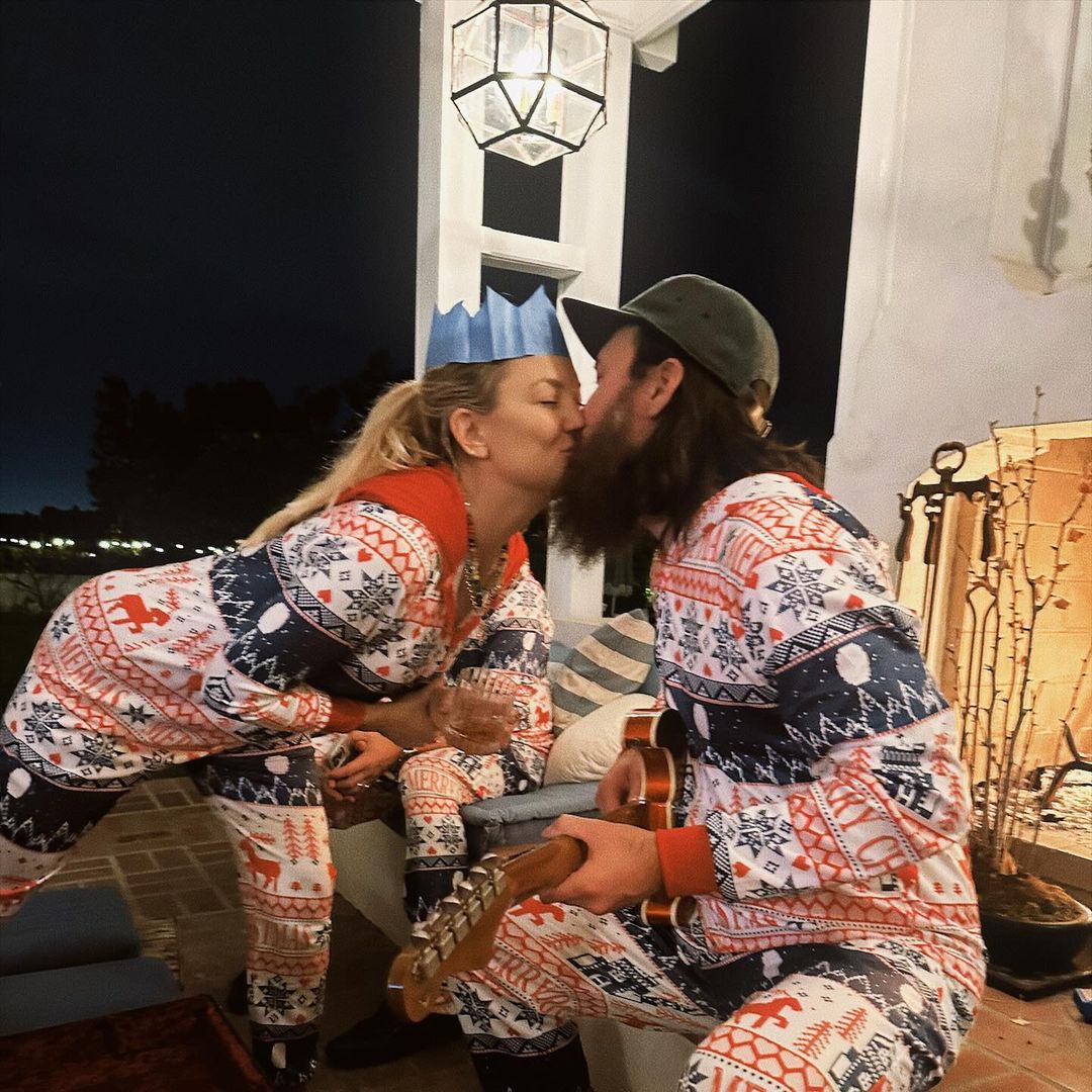 Kate Hudson and fiancé Danny kissing 