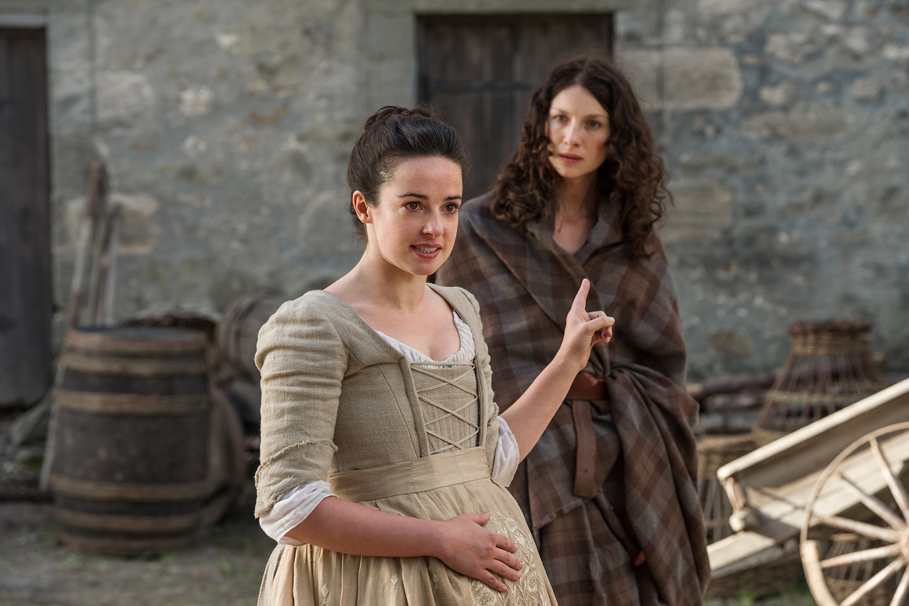 Laura Donnelly on the left hand, acting as Jenny Fraser with Claire in outlander series