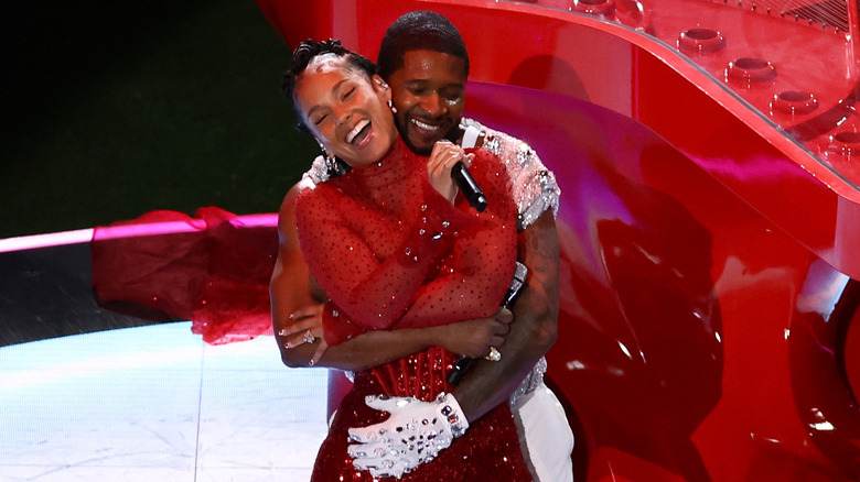 Alicia Keys performing with Usher Raymond at Super Bowl 