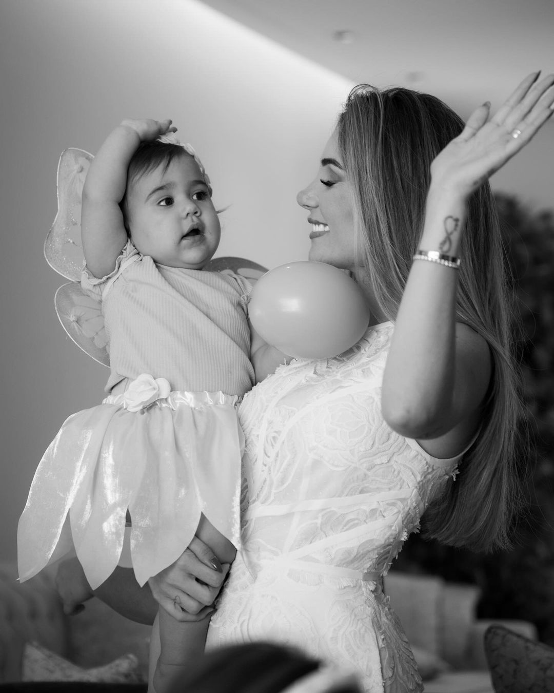 Roberto Firmino wife and daughter Sofi