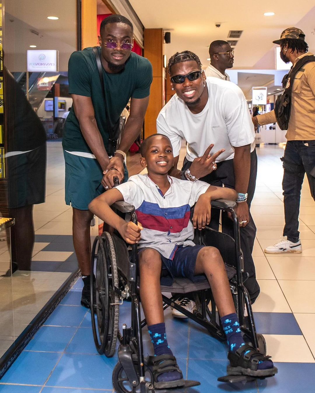 Pogba and Bailly  took a photo with a disabled child