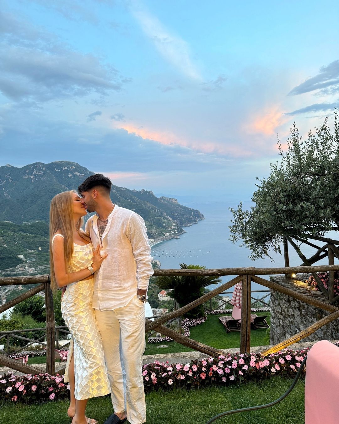 Szoboszlai kissing his girlfriend in Italy