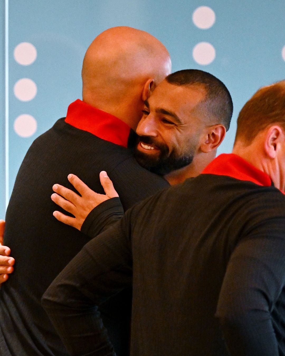 Mo Salah and Arne Slot hugging 