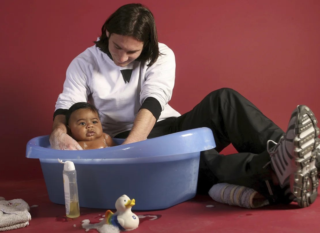 Lionel Messi bathing baby Lamine Yamal in 2007