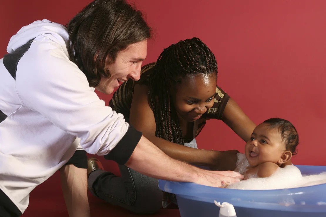 Messi  helps to bathe Yamal with his mother, Sheila Ebana.