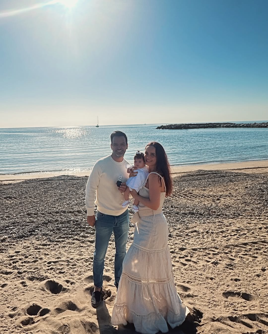 Ana Luciia Dominguez, her husband Jorge Cardenas and their 3 months old daughter at the beach