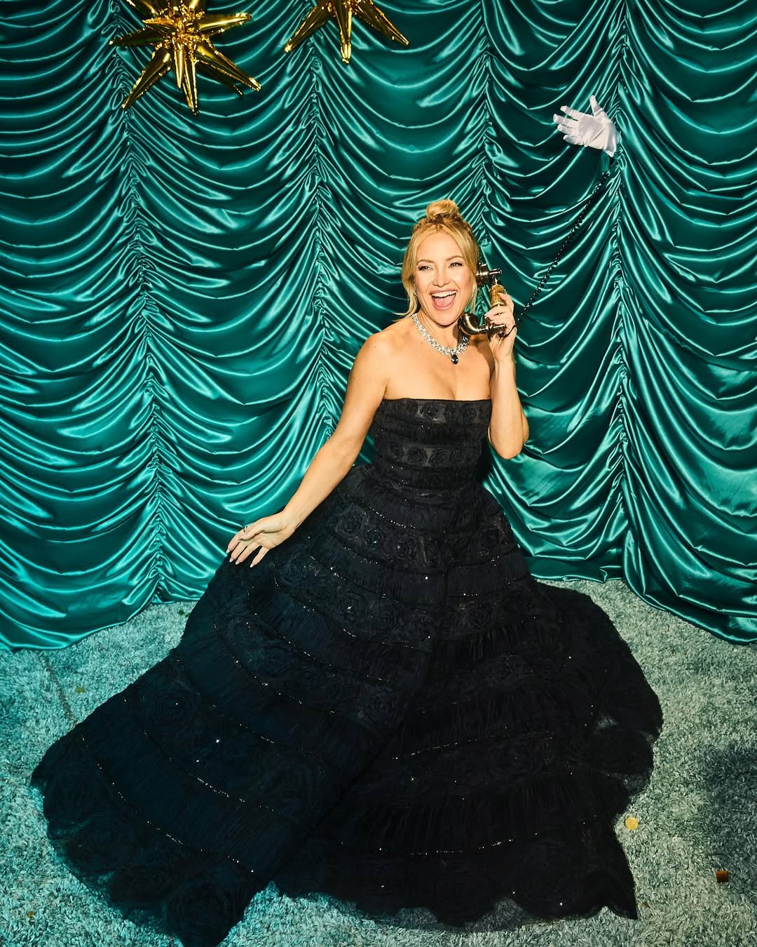 kate  Hudson  looks at Golden Globes