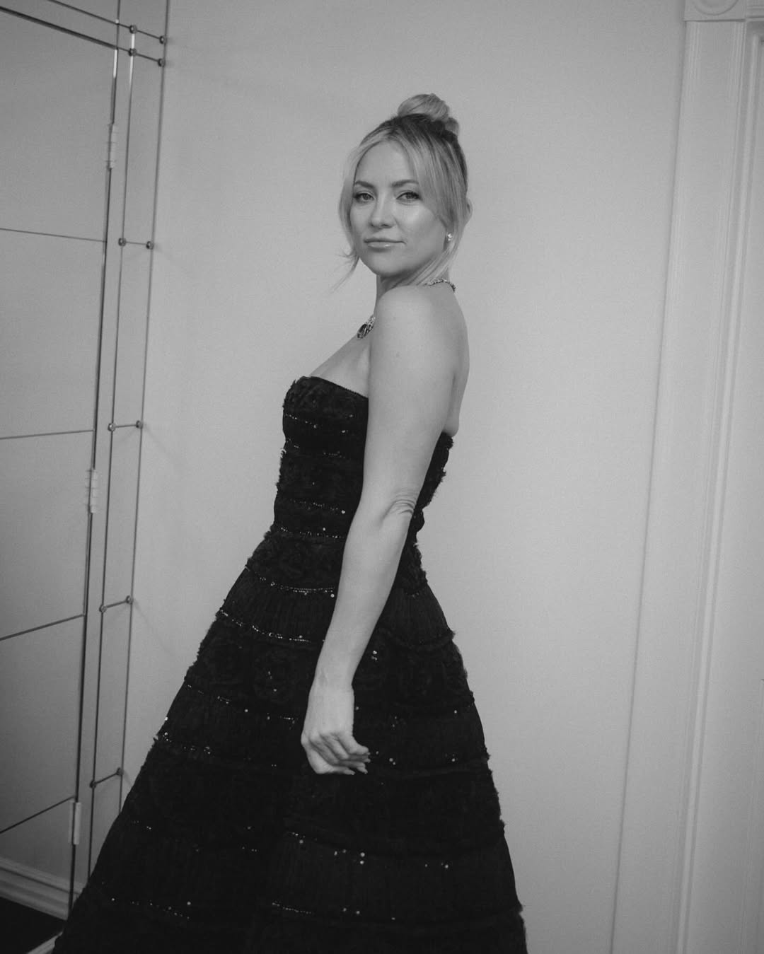 kate  Hudson  looks at Golden Globes