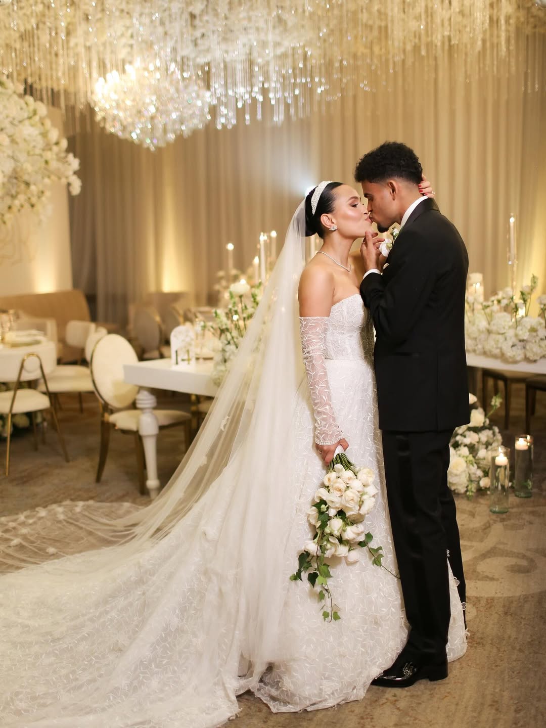 Luis Diaz and Geraldine Ponce first kiss after the wedding