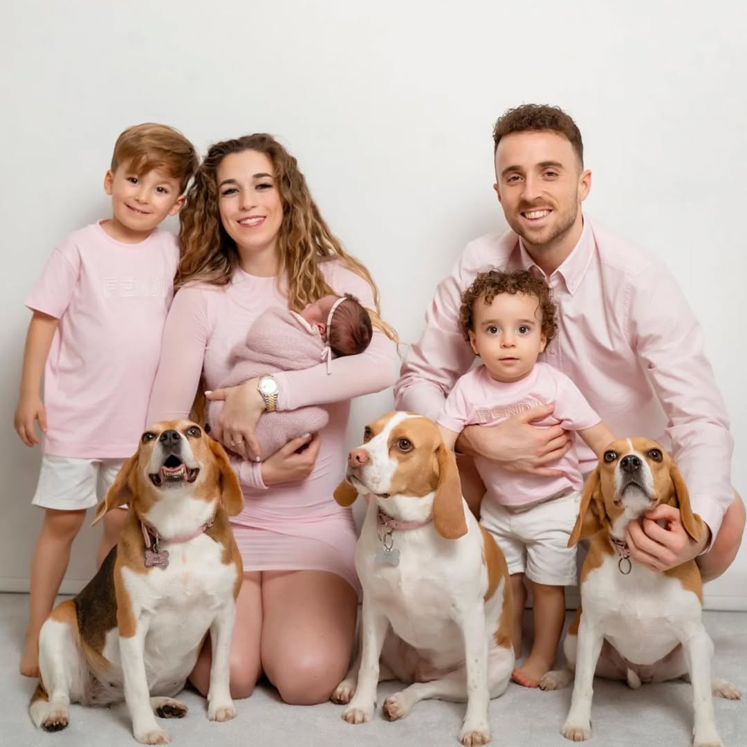 Diego Jota with his wife and their 3 children